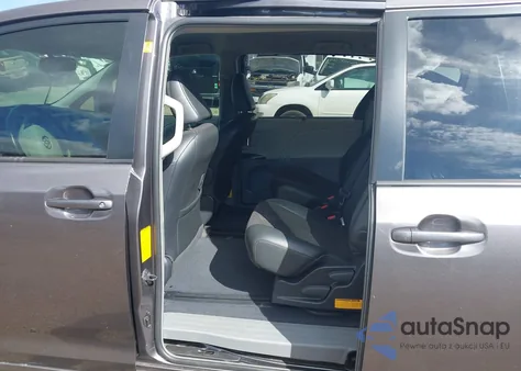 2012 Toyota Sienna Se 8 Passenger z USA, uszkodzony, nr VIN 5TDXK3DC8CS223712